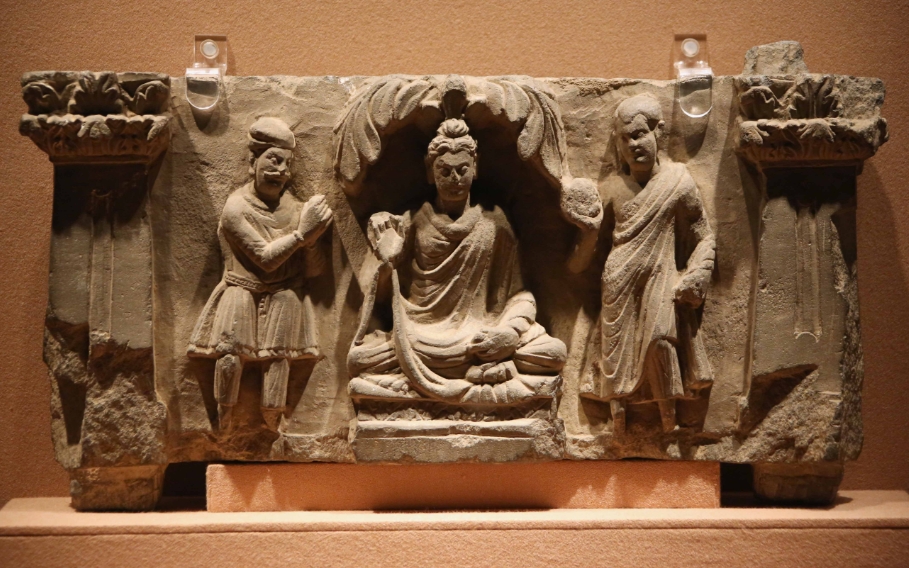 Artistic depiction of diverse religious traditions and syncretism during the Kushana empire
